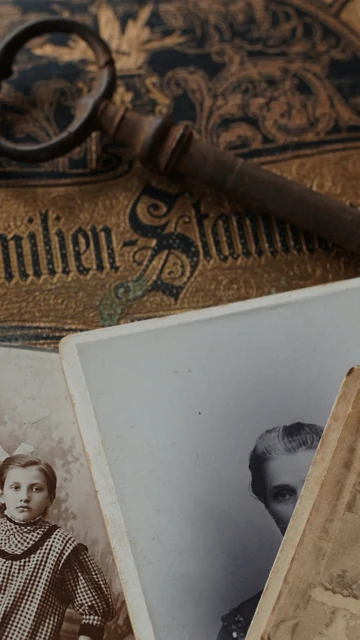 Ahnenarbeit altes schwarzweiß foto mit zwei Damen