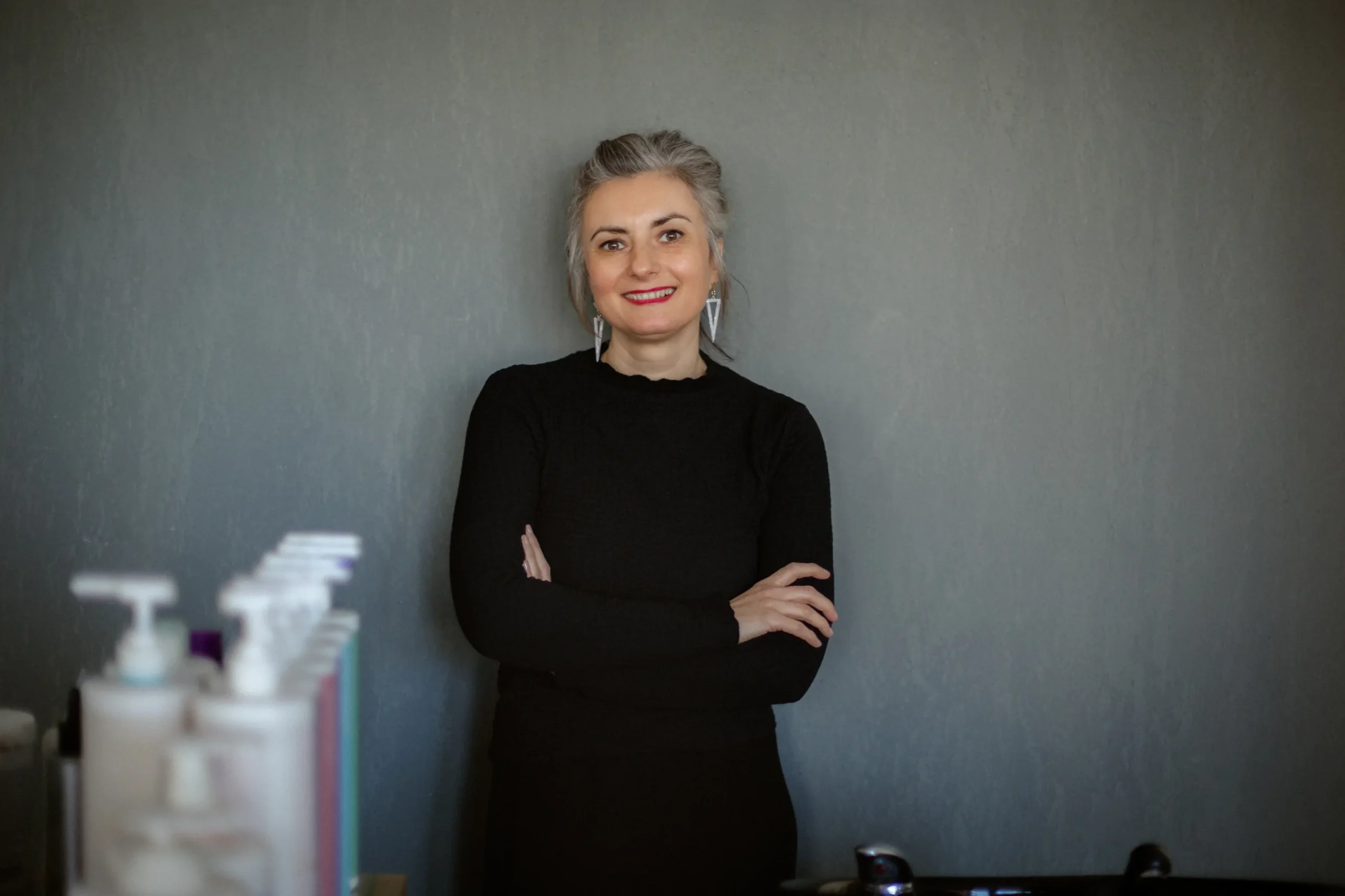 Irina Hocak verschrenkte Armen an der Wand