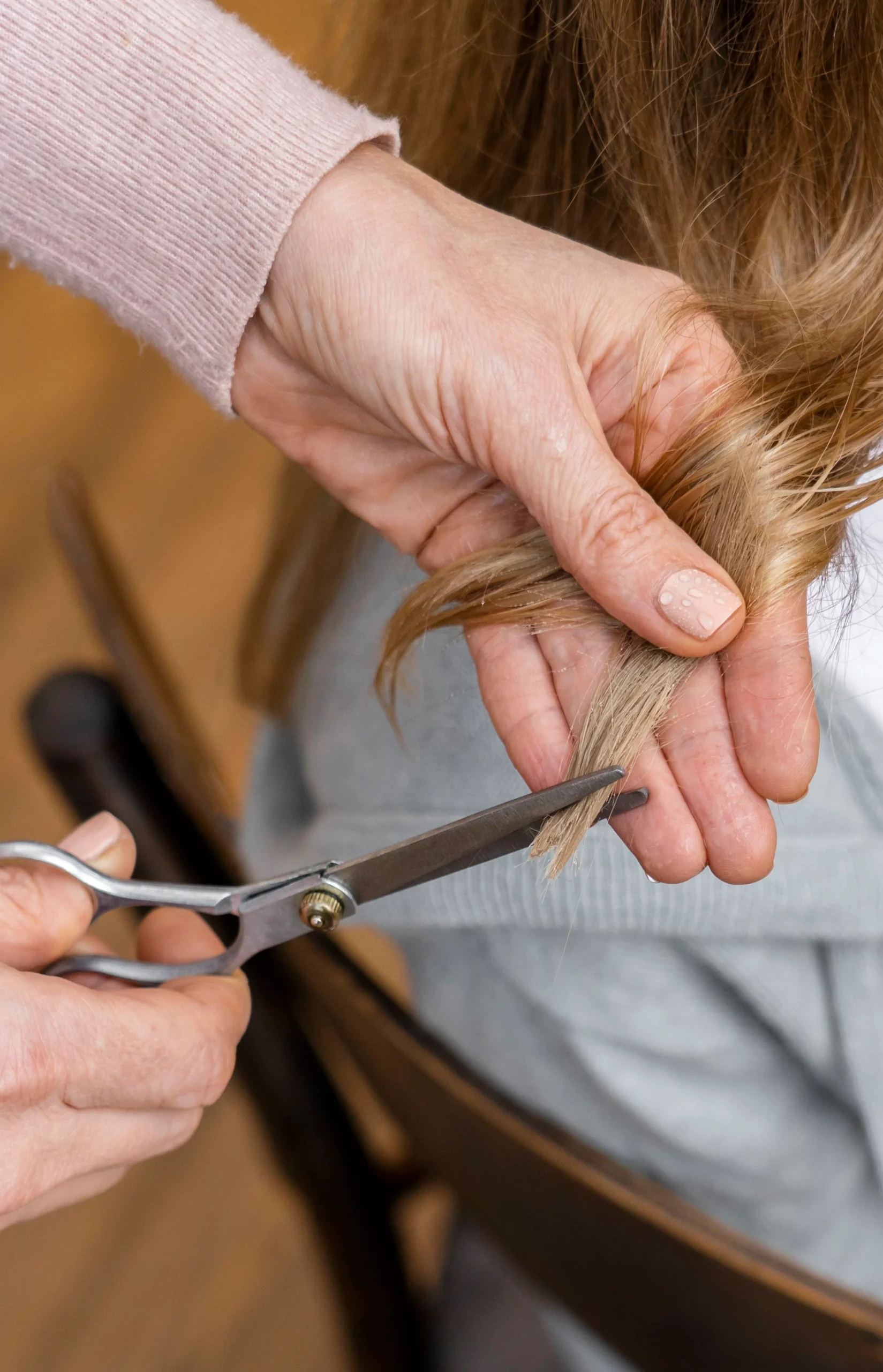 Vorsichtiges und behutsamens Haarspitzen schneiden